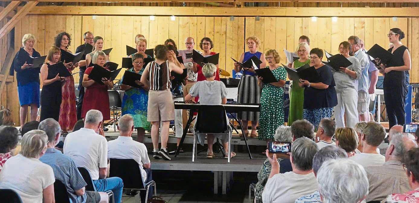 Der a cappella chor unter Leitung von Miriam Ruhstorfer – am Piano Maria Hien. Foto: Anton Hetzenecker.